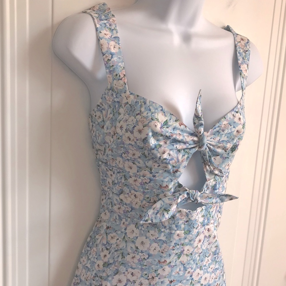 ZAFUL Brand Blue Ditsy Floral Sleeveless Peekaboo Ruffle Hem Dress size 8 in EUC - Picture 7 of 15